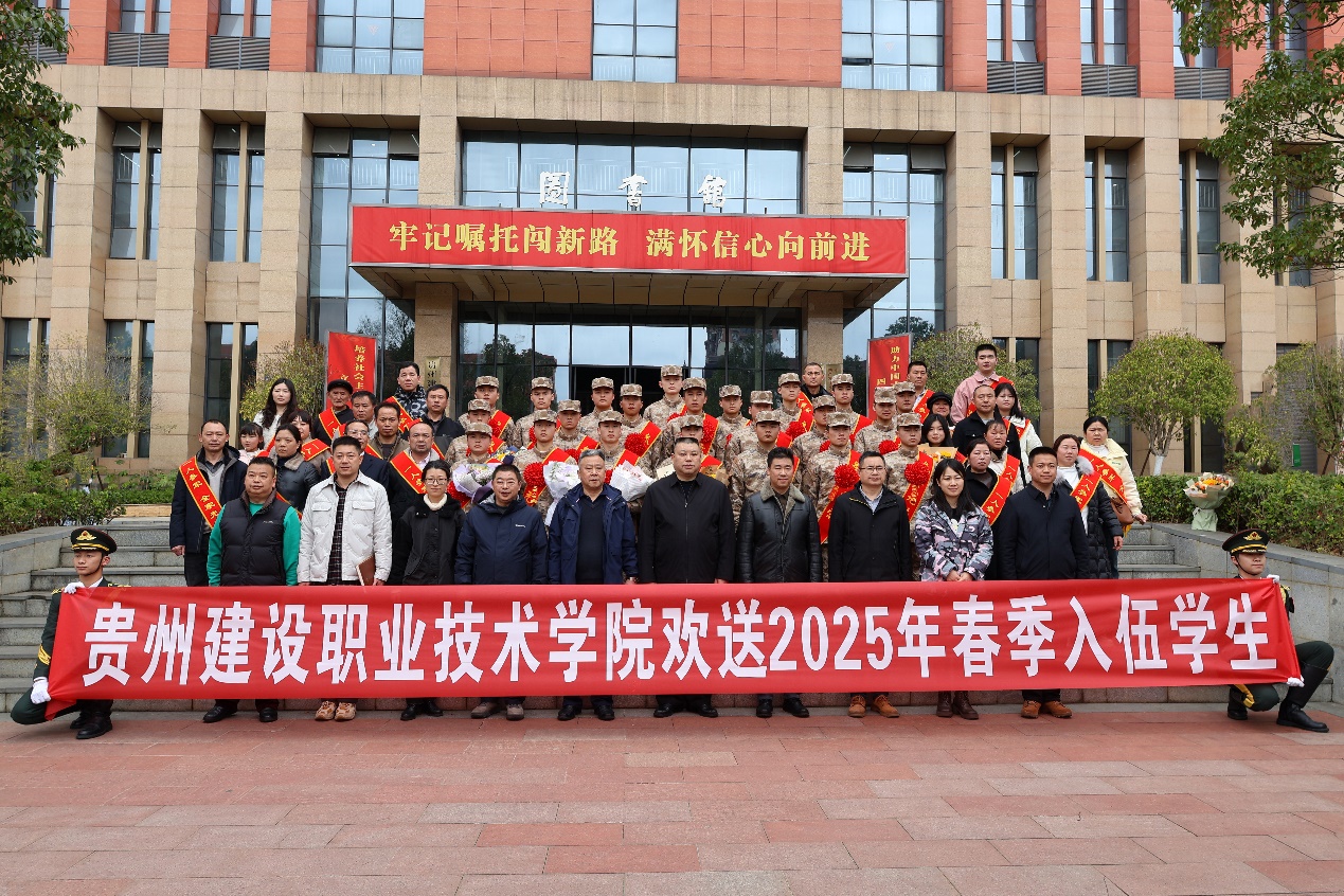 一群人站在建筑前AI 生成的内容可能不正确。